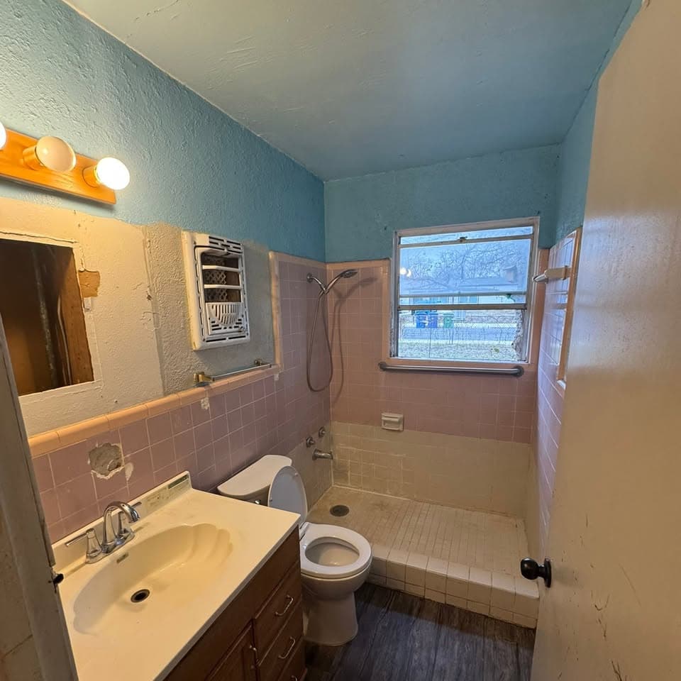 Bathroom before the photographed tile renovation